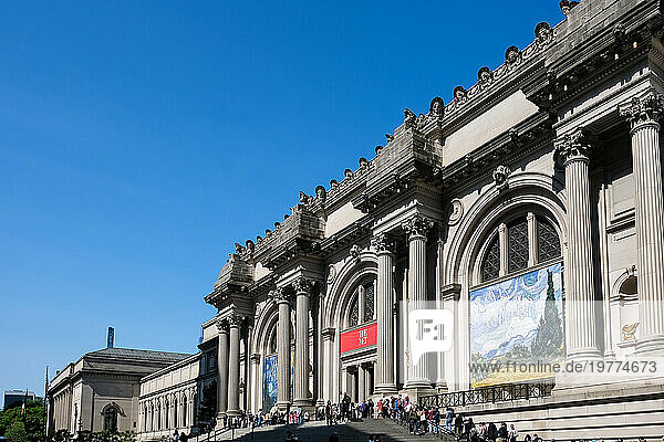 View of the Metropolitan Museum of Art (The Met)  founded in 1870  the largest art museum in the Americas  New York City  United States of America  North America