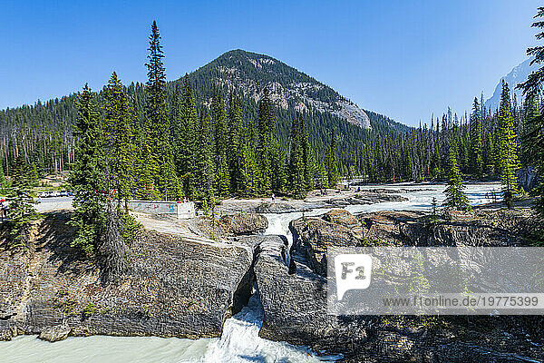 Natural Bridge Lower Falls, Yoho-Nationalpark, UNESCO-Weltkulturerbe, British Columbia, Kanada, Nordamerika