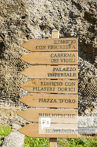 Holzschilder an der Hadriansvilla, UNESCO-Weltkulturerbe, Tivoli, Provinz Rom, Latium (Latium), Italien, Europa