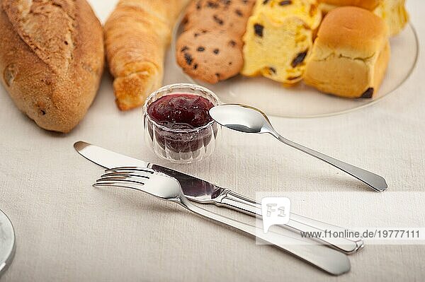 Klassisches europäisches Frühstück mit Brot  Butter und Marmelade