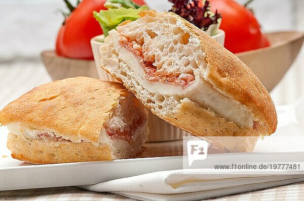 Italienisches Ciabatta Panini Sandwich mit Parmaschinken und Tomate
