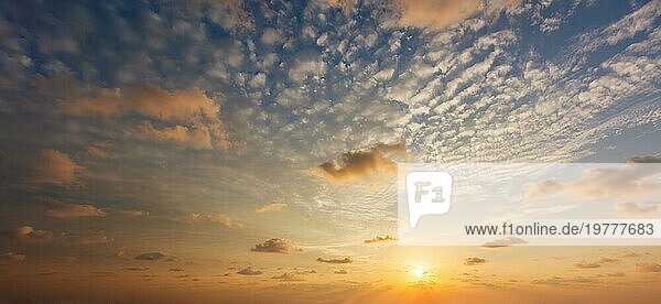 Schöne dramatische landschaftlichen Sonnenuntergang Himmel Hintergrund