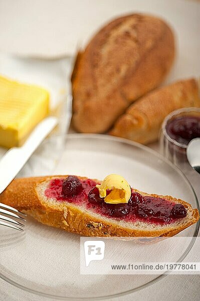 Klassisches europäisches Frühstück mit Brot  Butter und Marmelade
