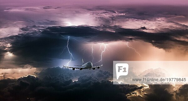 Passagierflugzeug in einer Zone von Turbulenzen  Wolken und Gewitter mit Blitzschlag während des Fluges  gefährlicher Flug in einem Flugzeug. AI generiert