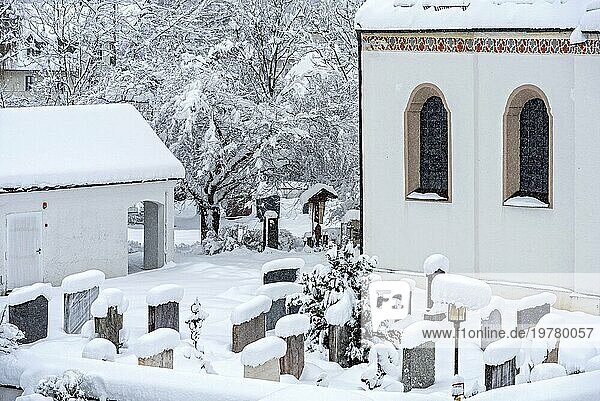 Friedhof an Pfarrkirche St. Martin  Spätmittelalter  eingeschneit  Neuschnee  starker Schneefall  Schneechaos  Wintereinbruch  Marzling  Freising  Oberbayern  Bayern  Deutschland  Europa