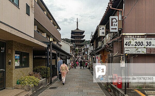 Ein Bild der engen Straße in der Nähe des Hokan ji Tempels  auch bekannt als Yasaka no Tou