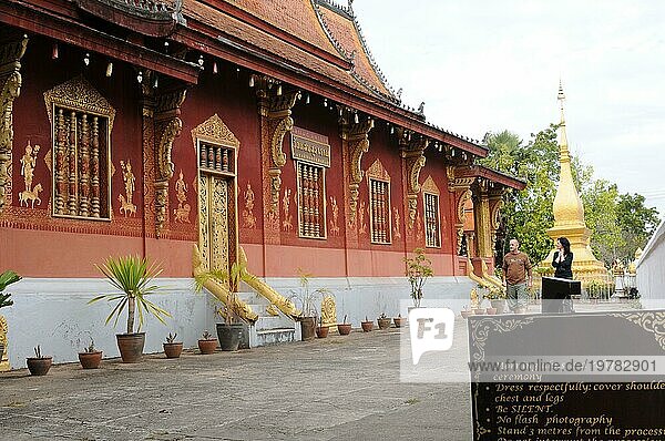 Nord Laos: Tourist beim Besuch des Vatmay Souvannapoumaram Tempels in Luang Brabang City