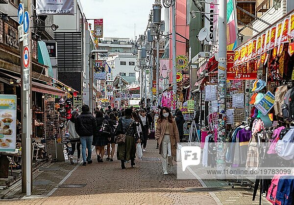 Ein Bild von Menschen  die in der Takeshita Straße in Tokio spazieren gehen