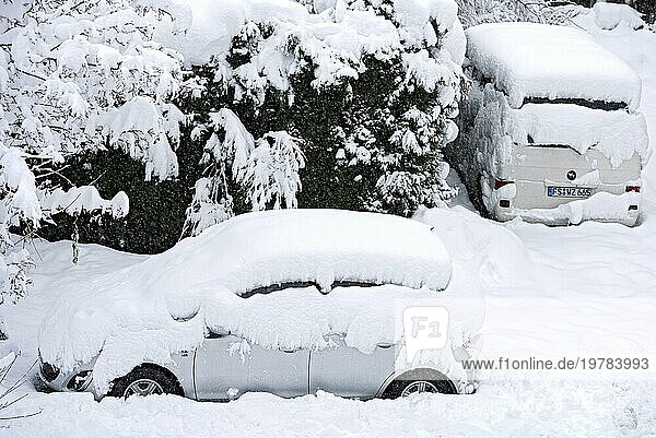 Auto  PKW  eingeschneit auf Parkplatz  Neuschnee  starker Schneefall  Schneemassen  Schneechaos  Wintereinbruch  Marzling  Freising  Oberbayern  Bayern  Deutschland  Europa