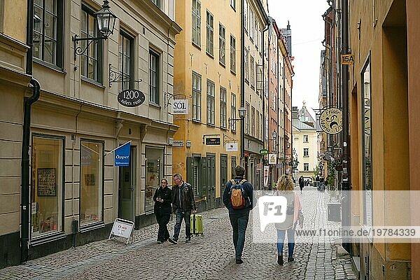 Passanten  Touristen  Köpmangatan Gasse  Altstadt  Gamla Stan  Stockholm  Schweden  Europa