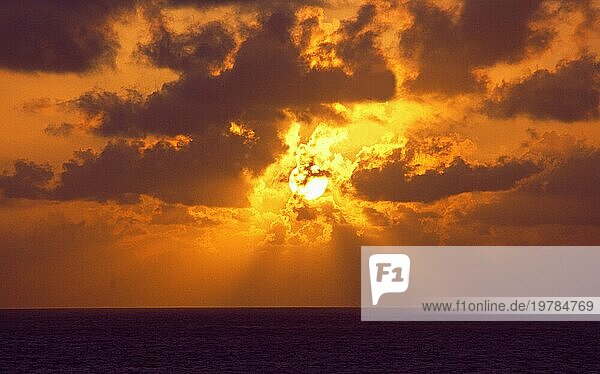 Sunset Cruise mit einem wunderschönen Sonnenuntergang über der ruhigen Karibik
