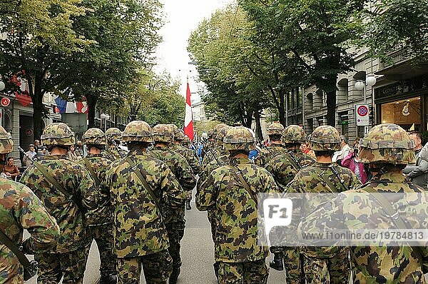 Schützt die Schweizer Armee das Schweizer Bankgeheimnis an der Parade zum Nationalfeiertag in Zürich Stadt?