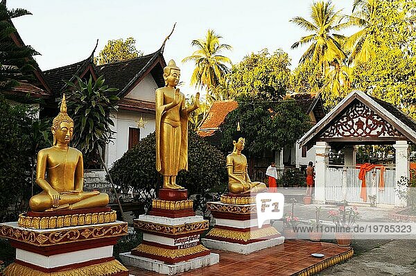 Nord Laos: Drei buddhistische Statuen in einem der 32 schönen buddhistischen Klöster in Luang Prabang