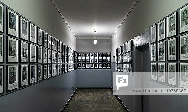 Ein Bild einer Ausstellung in der Gedenkstätte und dem Museum Auschwitz I  das die Porträts von Häftlingen zeigt