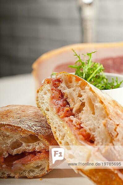 Italienisches Ciabatta Panini Sandwich mit Parmaschinken und Tomate