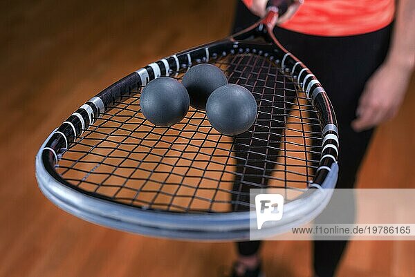 Bild von Schläger und drei Squashbälle. Sportliches Konzept. Gemischte Medien