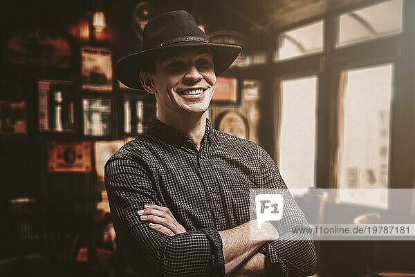Porträt eines lächelnden Mannes mit Hut. Im Cowboy Stil. Saloon. Gemischte Medien