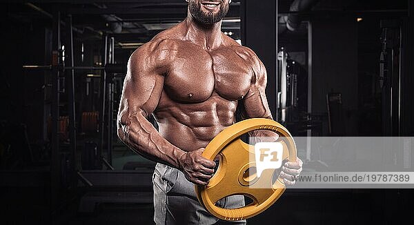 Porträt eines stilvollen Mannes  der im Fitnessstudio trainiert. Business und Bodybuilding Konzept. Sportliche Aktivitäten. Gemischte Medien