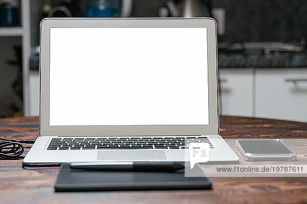 Bild des Arbeitsplatzes eines Retuscheurs. Grafiktablett  Laptop  Eingabestift. Freiberufliches Konzept. Kreative Berufe. Gestaltung. Gemischte Medien