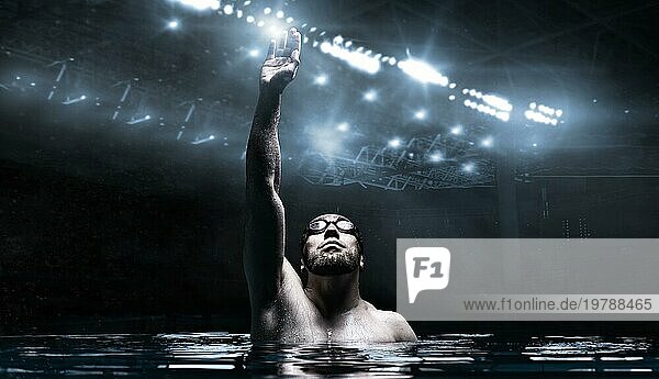 Schwimmer im Schwimmbad hebt die Hände hoch. Wassersport Siegeskonzept. Arena mit Blitzen. Gemischte Medien