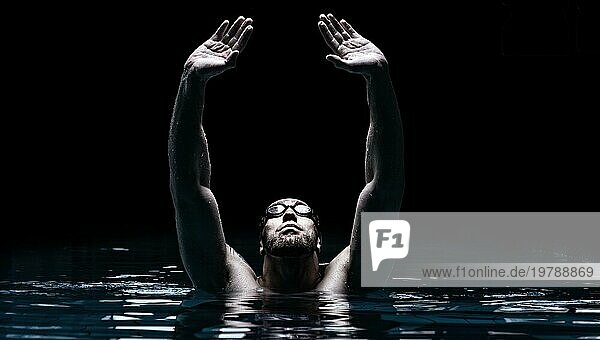 Schwimmer im Schwimmbad hebt die Hände hoch. Wassersport Siegeskonzept. Gemischte Medien