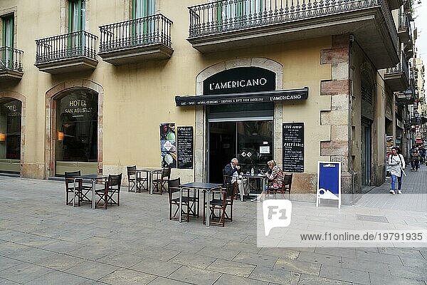 Straßencafé  Passanten  Plaza  Plaça de Sant Agustí  Altstadt  Barcelona  Spanien  Europa