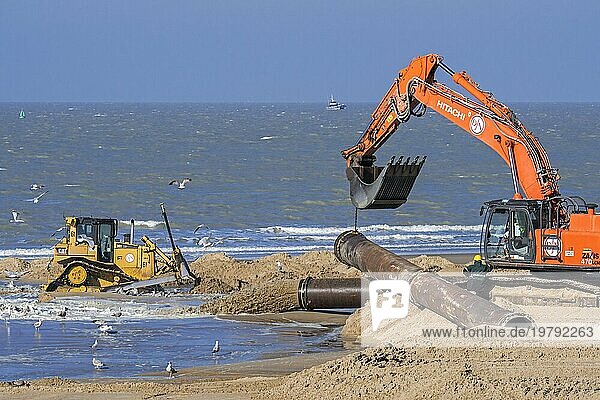 Bulldozer und Hydraulikbagger bei der Verlegung einer Pipeline während der Sandauffüllung und Strandverbesserungsarbeiten an der belgischen Küste in Ostende  Belgien  Europa
