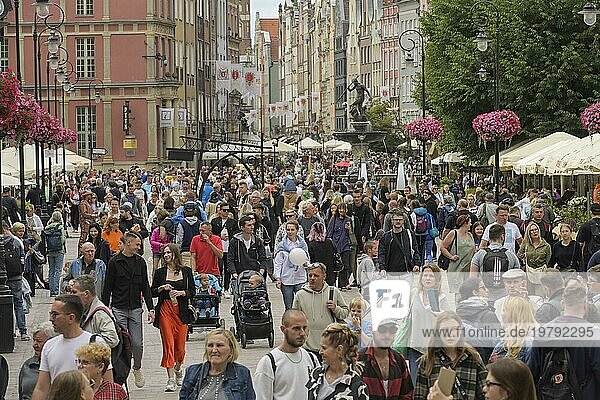 Touristen  Menschenmengen  Langer Markt  Altstadt  Danzig  Woiwodschaft Pommern  Polen  Europa