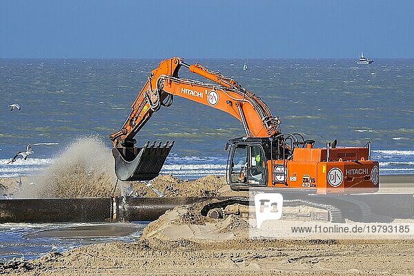 Hydraulikbagger  der die Rohre der Pipeline während der Sandauffüllungsarbeiten an der belgischen Küste in Ostende  Belgien  verbindet  Europa