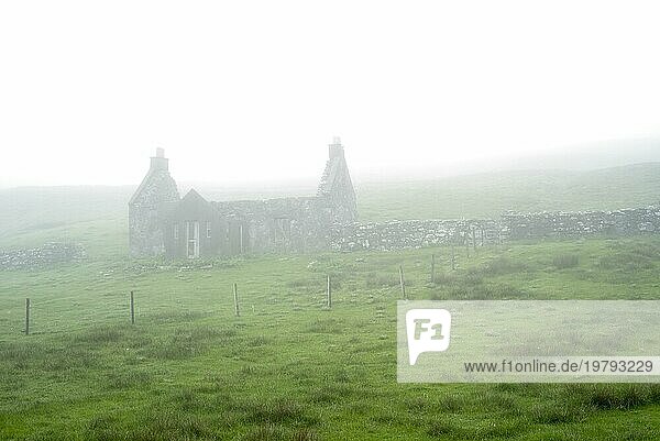 Verlassenes Bauernhaus im dichten Nebel  Shetlandinseln  Schottland  UK