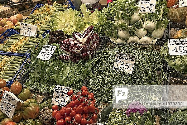 Gemüseangebot in der großen Markthalle  Mercato Orientale  Via XX Settembre  75 r  Genua  Italien  Europa