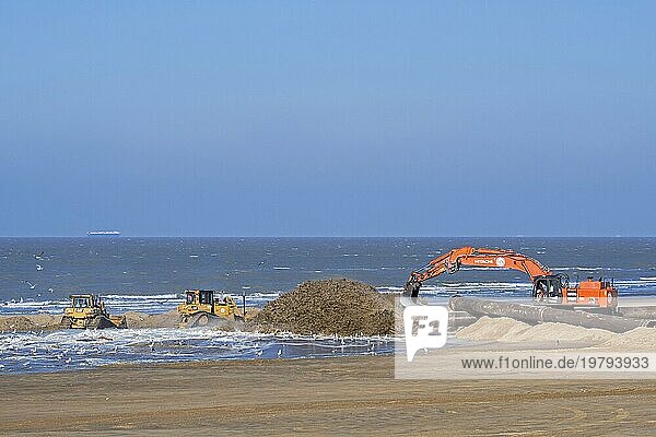 Planierraupen und Hydraulikbagger bei der Verlegung von Rohrleitungen während der Sandauffüllungs und Strandanreicherungsarbeiten an der belgischen Küste in Ostende  Belgien  Europa