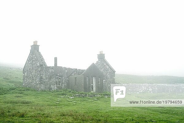 Verlassenes Bauernhaus im dichten Nebel  Shetlandinseln  Schottland  UK