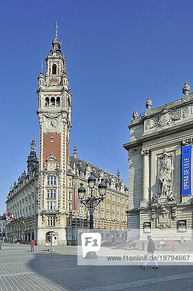 Glockenturm der Handelskammer und der Opéra de Lille am Place du Théatre  Lille  Frankreich  Europa