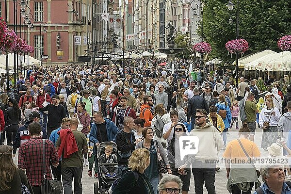 Touristen  Menschenmengen  Langer Markt  Altstadt  Danzig  Woiwodschaft Pommern  Polen  Europa
