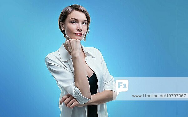 Charmante erwachsene Geschäftsfrau mit perfekt sauberer Haut posiert im Studio. Hautpflegekonzept