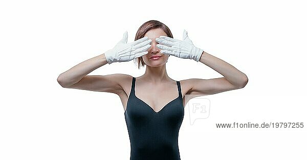 Schöne junge Frau in weißen Handschuhen bedeckte ihre Augen mit ihren Händen