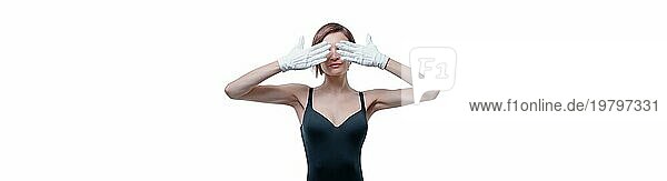 Schöne junge Frau in weißen Handschuhen bedeckte ihre Augen mit ihren Händen