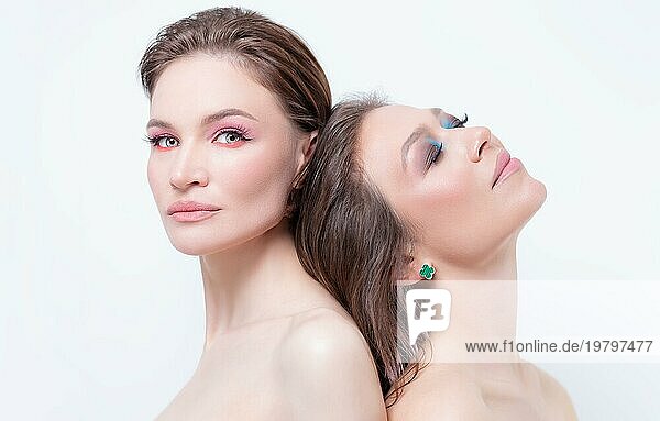 Porträt von zwei schönen Mädchen mit trotzigen Make up auf einem weißen Hintergrund. Weibliche Freundschaft Konzept. Hohe Qualität