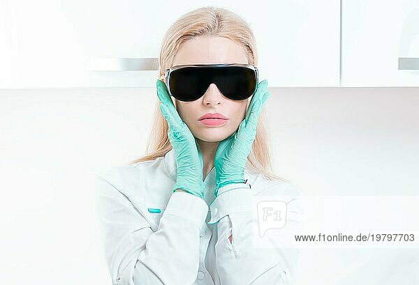 Porträt eines Mädchens mit schwarzer Brille für Laser Haarentfernung. Konzept der Kosmetologie  plastische Chirurgie  Schönheitsindustrie. Gemischte Medien