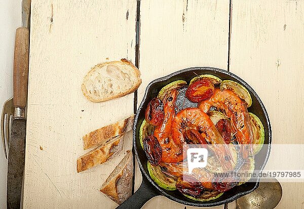 Gebratene Garnelen in der gusseisernen Pfanne mit Zucchini und Tomaten  Food photography  Food photography