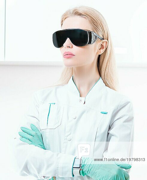 Porträt eines Mädchens mit schwarzer Brille für Laser Haarentfernung. Konzept der Kosmetologie  plastische Chirurgie  Schönheitsindustrie. Gemischte Medien