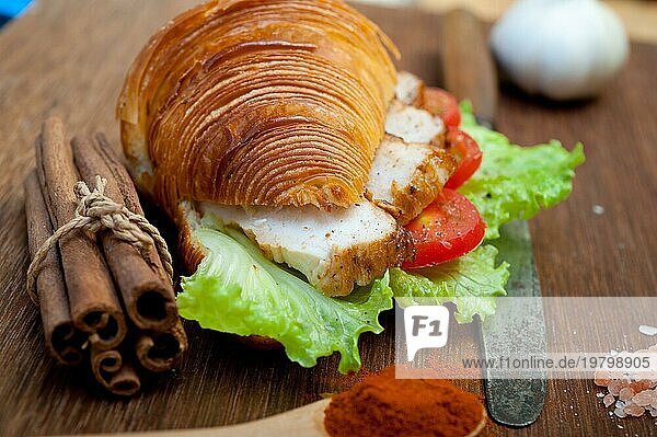 Pikantes Croissant Brioche Brot mit Hähnchenbrust und Gemüse auf rustikale Art  Foodfotografie Foodfotografie  Food photography  Food photography
