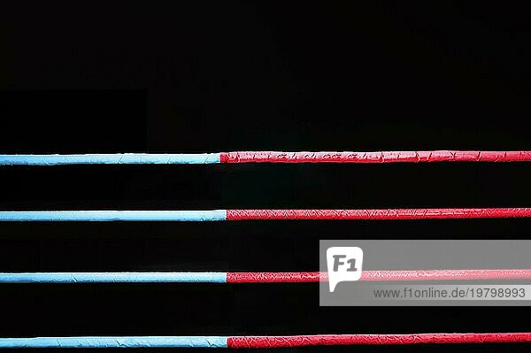 Boxring Seile auf einem schwarzen Hintergrund. Das Konzept des Sports  gemischte Kampfsportarten.