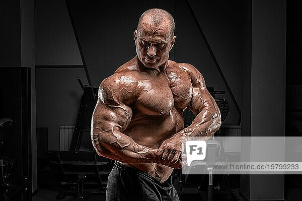 Professioneller Gewichtheber posiert in der Turnhalle. Klassisches Bodybuilding.