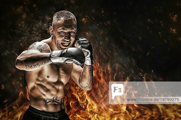 Mixed Martial Artist posiert vor dem Hintergrund von Feuer und Rauch. Konzept der MMA  Thaiboxen klassisches Boxen.