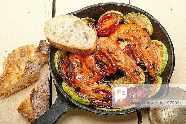 Gebratene Garnelen in der gusseisernen Pfanne mit Zucchini und Tomaten  Food photography  Food photography