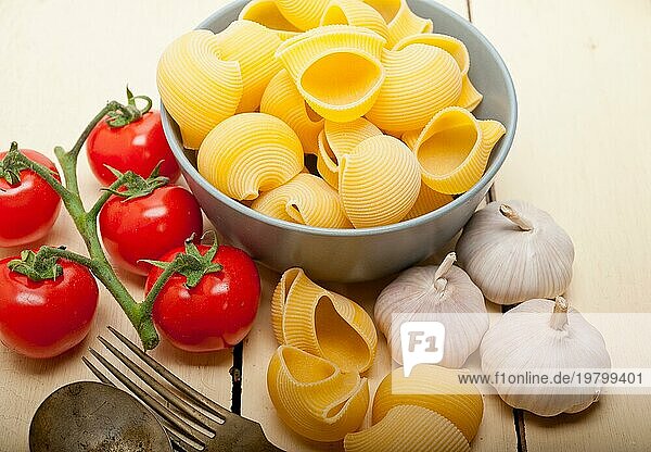 Italienische Schnecken Lumaconi Pasta mit reifen Kirschtomaten Sauce Zutaten  Food photography  Food photography  Food photography