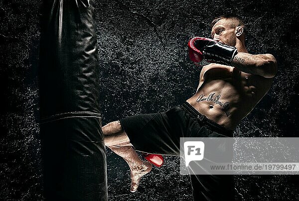 Kickboxer schlägt mit dem Knie auf den Sandsack. Die Ausbildung eines Profisportlers. Das Konzept von MMA  Wrestling  Muay Thai.
