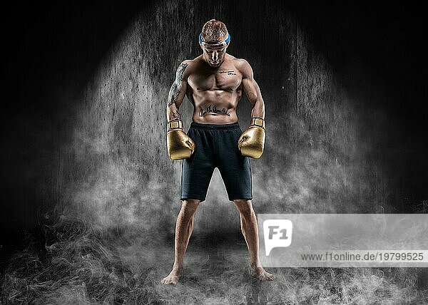 Professionelle Ringer steht in den Rauch in einem dunklen Ort. Mixed Martial Arts  Muay Thai  Kickboxen Konzept.